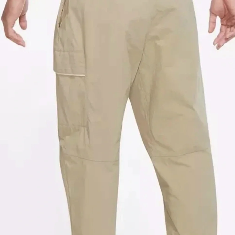 NEW Nike Pants Standard Fit Tapered Leg Men's Size 34 Tan Khaki Golf Pockets